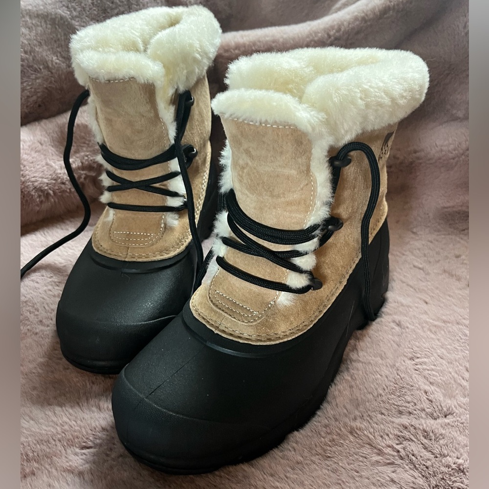 Brand new- Size 8 Women’s Sorel Snow Angel Boots